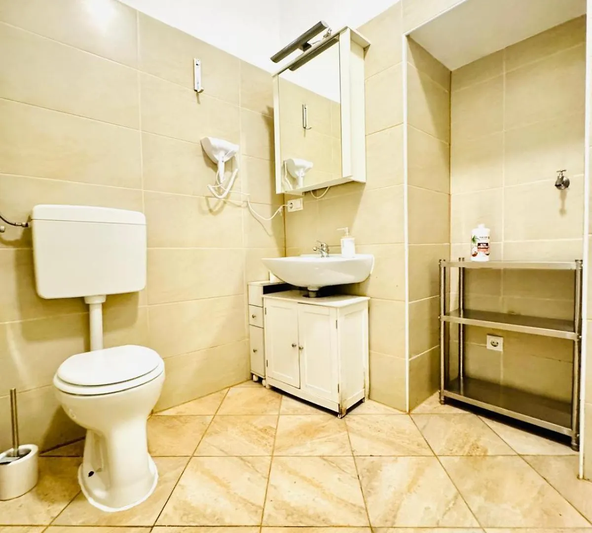 Апартаменты Comfortable Studio Apt, 15Minutes To Rathausplatz Вена Австрия