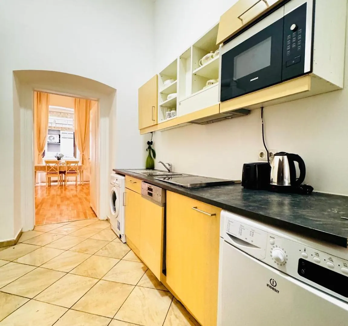 Апартаменты Comfortable Studio Apt, 15Minutes To Rathausplatz Вена