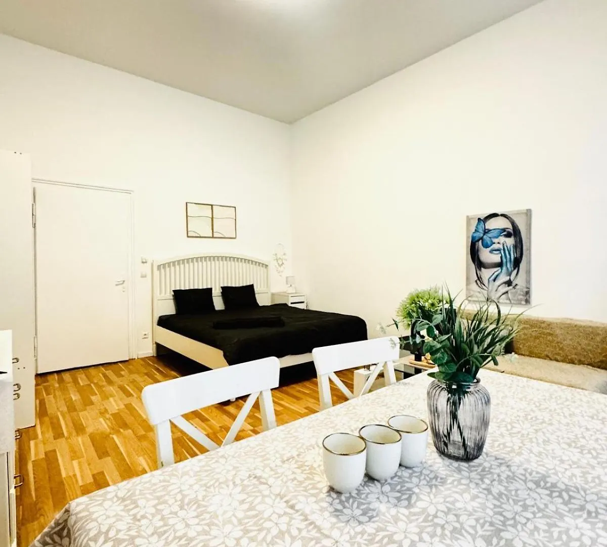 Апартаменты Comfortable Studio Apt, 15Minutes To Rathausplatz Вена