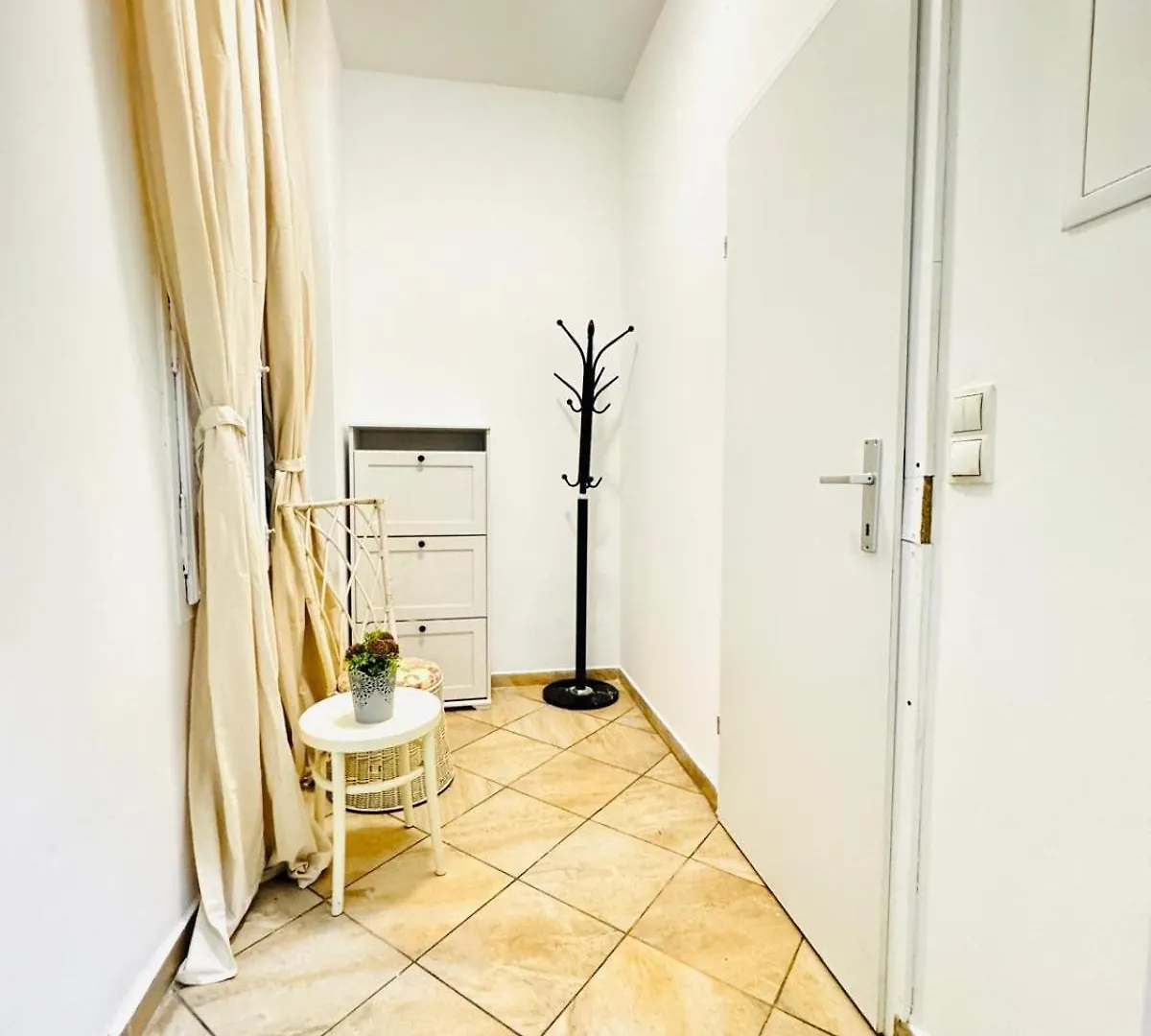 Апартаменты Comfortable Studio Apt, 15Minutes To Rathausplatz Вена