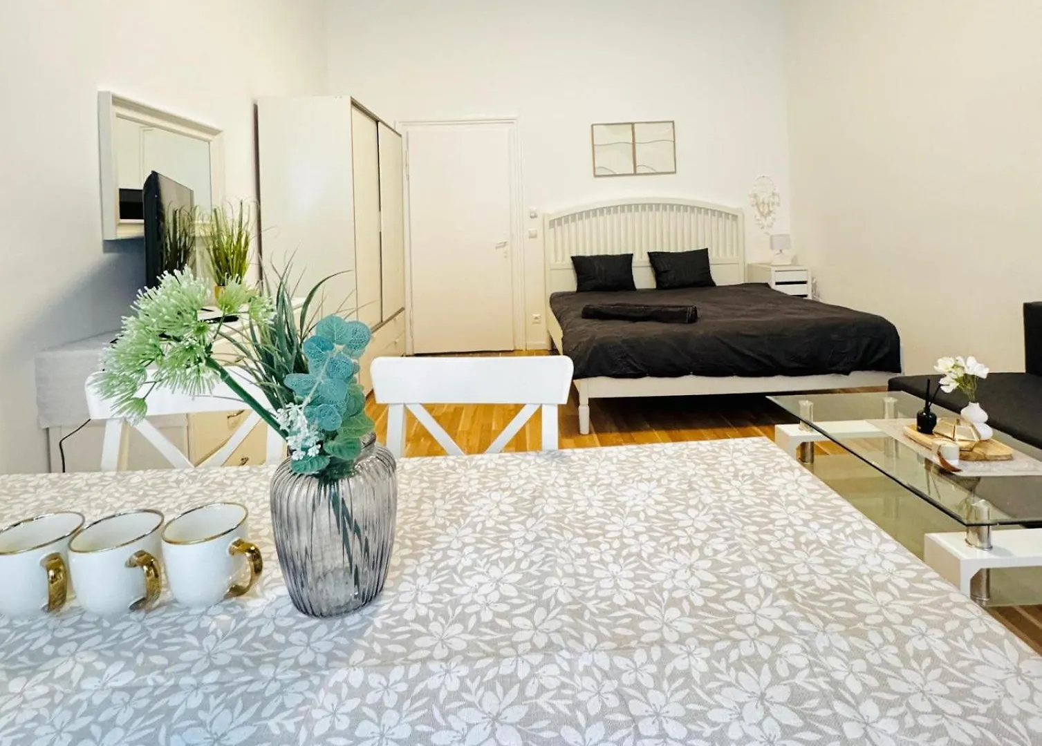 Апартаменты Comfortable Studio Apt, 15Minutes To Rathausplatz Вена