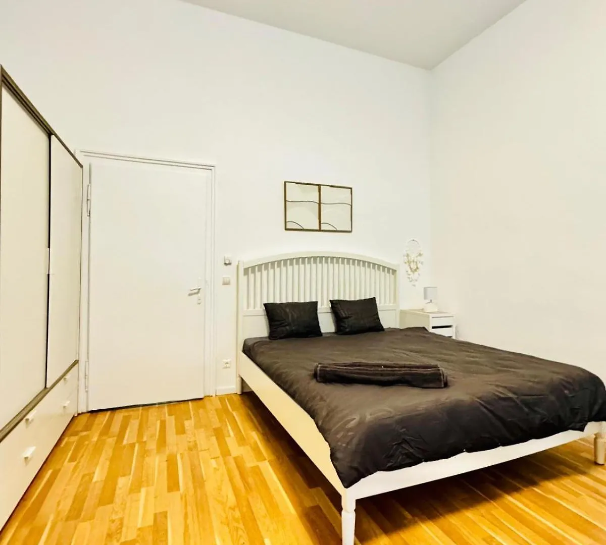 Apartman Comfortable Studio Apt, 15Minutes To Rathausplatz Bécs